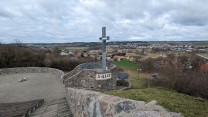 Freilichtbühne mit Kreuz zum Andenken an die Schlacht von 1410 (Bild: Oktavian Bartoszewski)