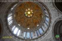Die Kuppel lenkt den Blick auf das religiöse Bildprogramm des Kirchenraums. (Bild: Natalia Siedler)