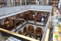 Von den Galerien eröffnet sich ein eindrucksvoller Blick auf die Fossiliensammlung. (Bild: Stefan Siedler)