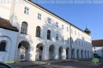 Die langgestreckten Klostergebäude erinnern an das frühere Leben der Augustiner-Chorherren. (Bild: Stefan Siedler)