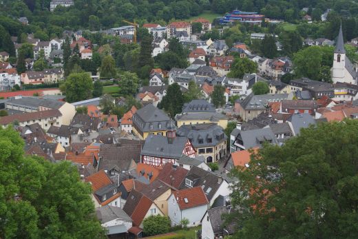 Blick auf Königstein, viele Häuser dort wurden später mit Steinen der Burg zum wieder aufgebaut