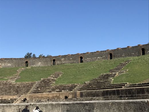 Im Jahre 59 n. Chr. kam es nach einem Bericht des Historikers Tacitus im bis zu 20.000 Zuschauer fassenden Amphitheater während eines Gladiatorenkampfes zu blutigen Krawallen mit Besuchern aus der Nachbarstadt Nuceria.