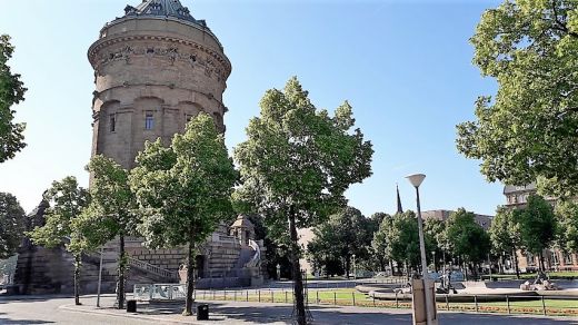 Mannheim: Der Platz am Wasserturm morgens um 11.00 Uhr