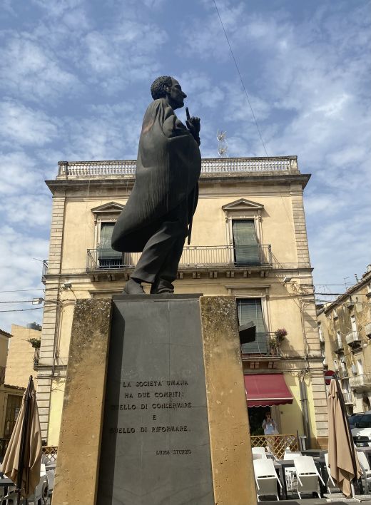 Statue von Luigi Sturzo, Gründer der italienischen Christdemokraten.