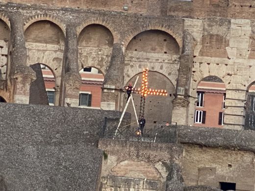 Am Abend des Karfreitags präsidierte Papst Franziskus die Via Crucis im Kolosseum in Rom.